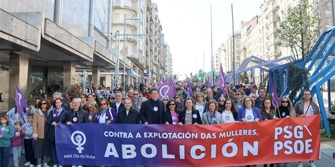 Miles de personas salen a la calle en Vigo en la primera marcha para celebrar el 8M