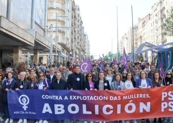 Miles de personas salen a la calle en Vigo en la primera marcha para celebrar el 8M