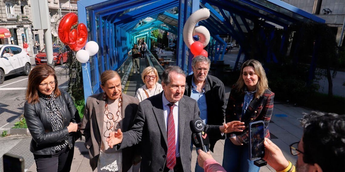 Caballero celebra el aniversario del icono del Vigo Vertical que "convirtió en plana" la Gran Vía