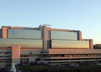 Facultativos del Clínico de Santiago se suman a la decisión de cirujanos de Vigo de no hacer 'peonadas'