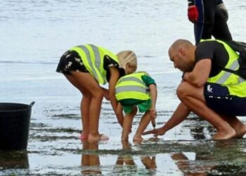 De tradición en Galicia a plan original, Vigo ofrece un taller para aprender a mariscar