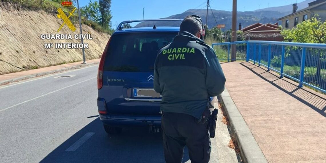 Interceptan un 'taxi pirata' que realizaba trayectos ilegales en Crecente
