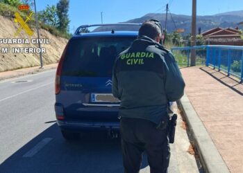 Interceptan un 'taxi pirata' que realizaba trayectos ilegales en Crecente