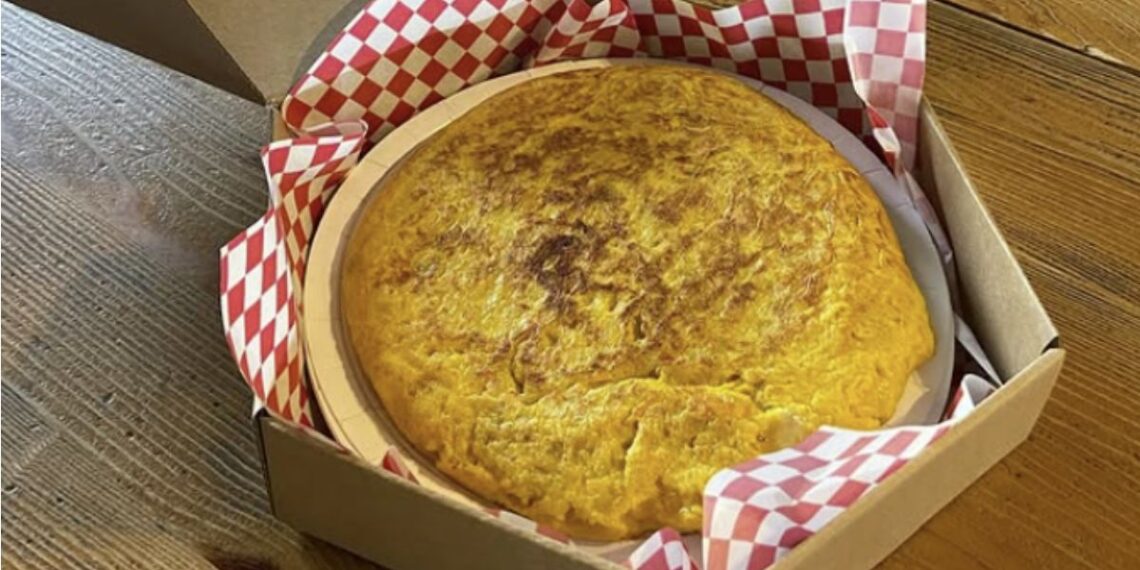 Un céntrico local de Vigo se vuelca con la Reconquista con tortilla gratis, música y descuentos