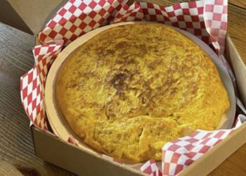 Un céntrico local de Vigo se vuelca con la Reconquista con tortilla gratis, música y descuentos