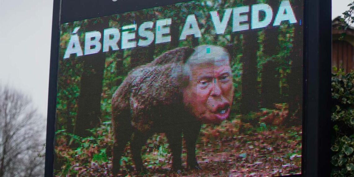 El municipio más rico de Galicia activa una campaña contra Donald Trump y lo convierte en un jabalí