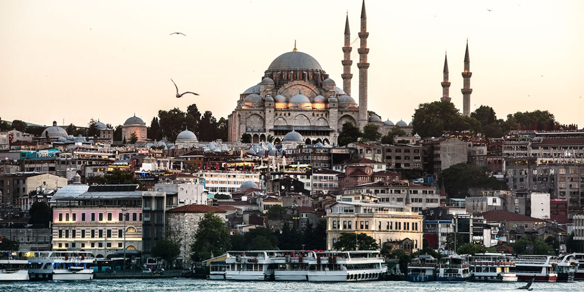 Aviso de las universidades gallegas al alumnado de Erasmus en Turquía tras los misiles desde Irán