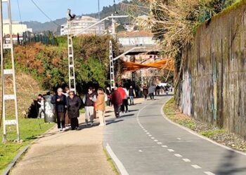 Vigo disfruta al aire libre antes de la llegada de un frente que activa la alerta meteorológica este lunes