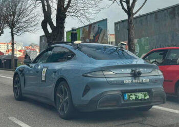Sorpresa en Vigo por la presencia del "futurista" coche de Xiaomi que se testa por las calles de la ciudad