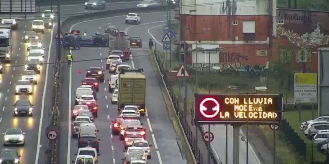 Varias personas heridas, una trasladada, tras un accidente múltiple con seis coches en la A-55 en Mos
