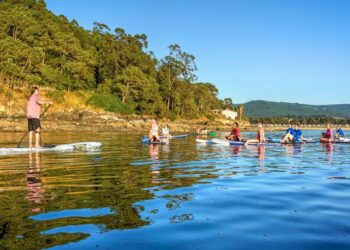 Baiona ofrece una jornada gratuita de paddle surf en una de sus playas