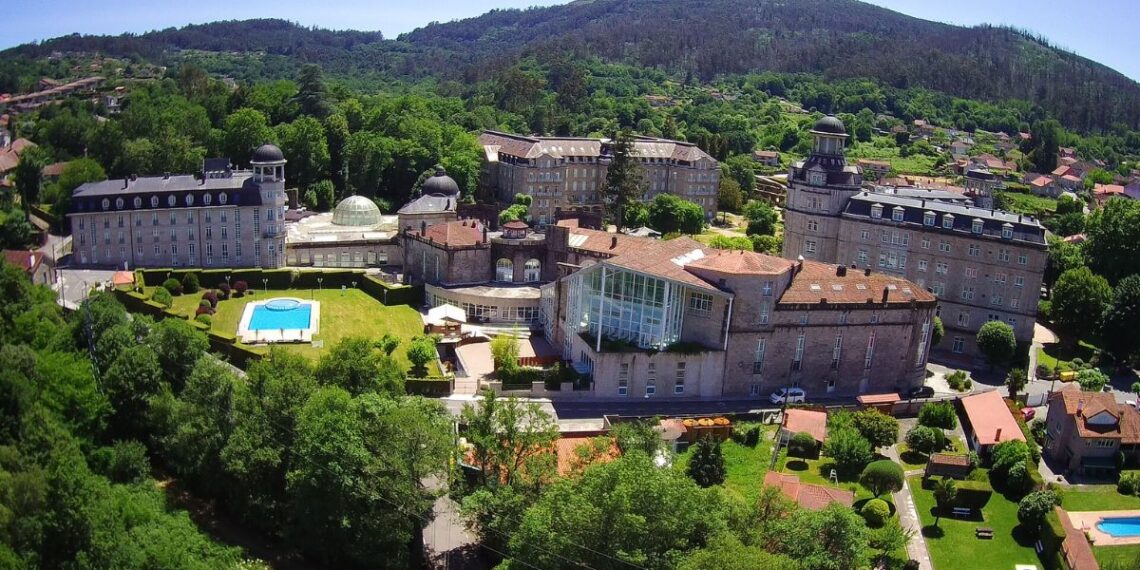 El Balneario de Mondariz descubre los escenarios de una de las novelas del año con un recorrido gratuito