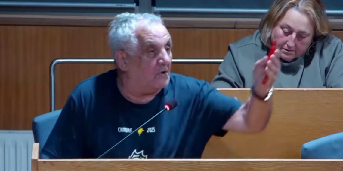 Un edil de Cangas acusa a "peruanos de Vigo y marroquís de Bueu" de destrozar los campos de fútbol