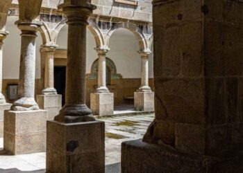 Un asombroso claustro barroco de Vigo acogerá un mercadillo solidario con música y sesión vermú