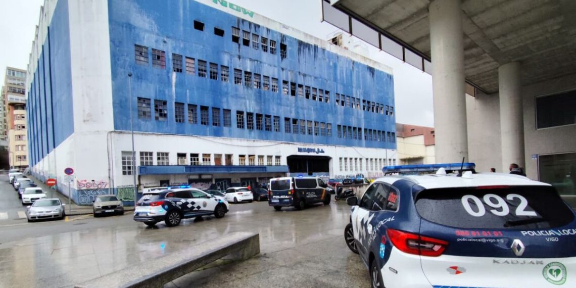 Operativo policial en el centro de Vigo para tapiar una de las naves históricas de Beiramar