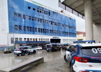 Operativo policial en el centro de Vigo para tapiar una de las naves históricas de Beiramar