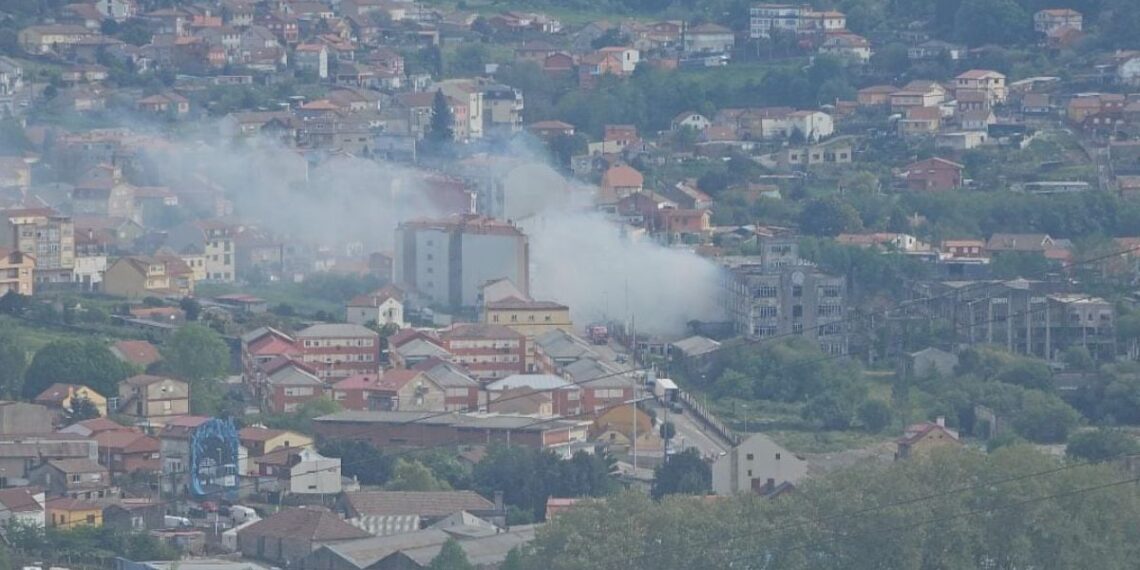 Un incendio afecta a la antigua fábrica de Álvarez de Vigo y provoca una gran columna de humo