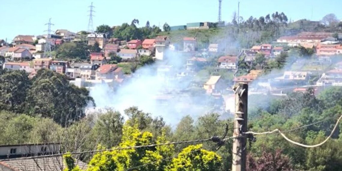 Alerta en Vigo tras declararse un incendio forestal en Lavadores