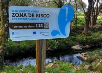 La Xunta coloca paneles en zonas de riesgo por inundación en el área de Vigo