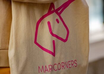 Vigo se tiñe de rosa con una inundación de unicornios por el evento LGTBIA+ y queer "Maricorners"