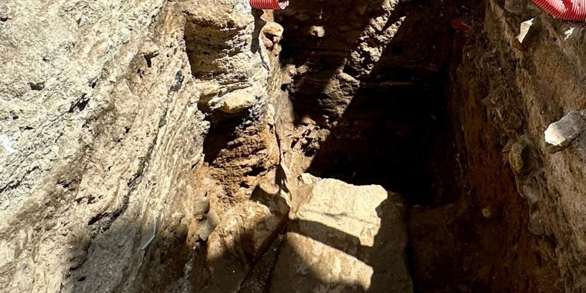Las catas arqueológicas sorprenden en Vigo con más muralla de la esperada