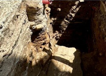 Las catas arqueológicas sorprenden en Vigo con más muralla de la esperada