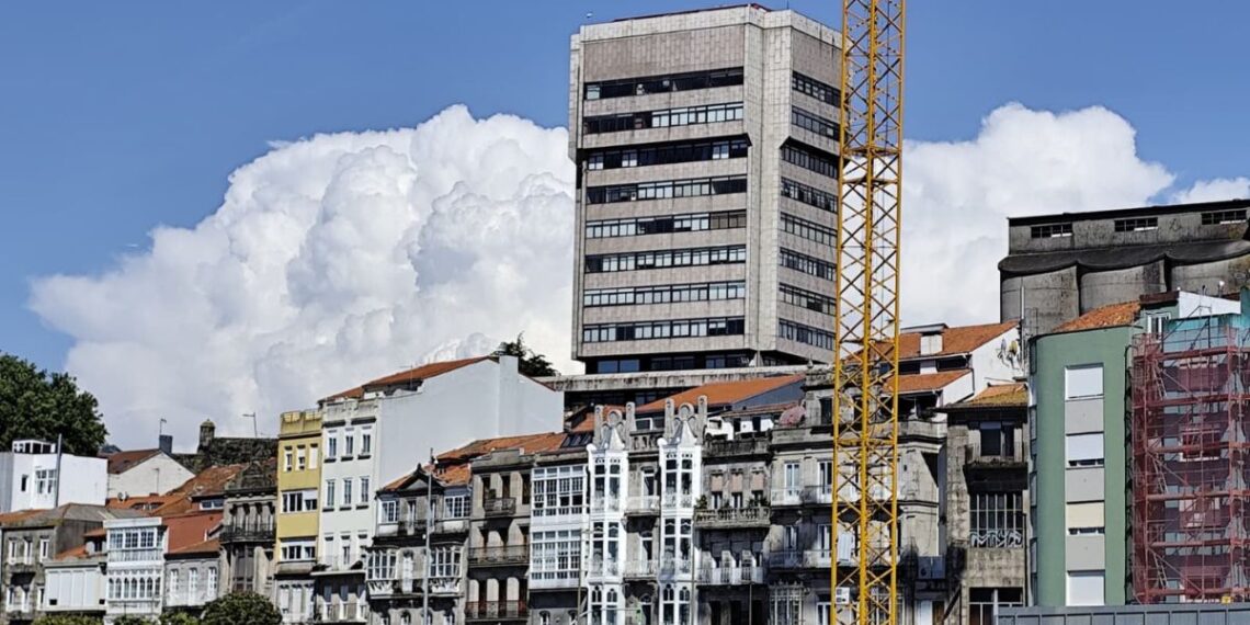 Locura meteorológica en Vigo con alerta por tormentas y granizo a casi 30 grados