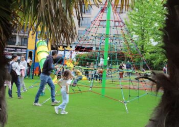 Salceda ya disfruta de su nuevo parque infantil tras un estreno por todo lo alto