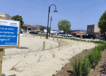 Vigo inaugura la nueva imagen costera de Bouzas con una jardinera dunar junto a la playa