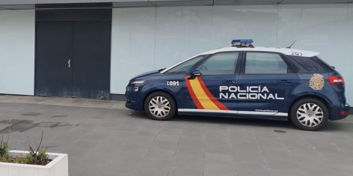 Pillada con un cuchillo y un arma simulada tras intentar atracar una joyería en el Vialia Vigo