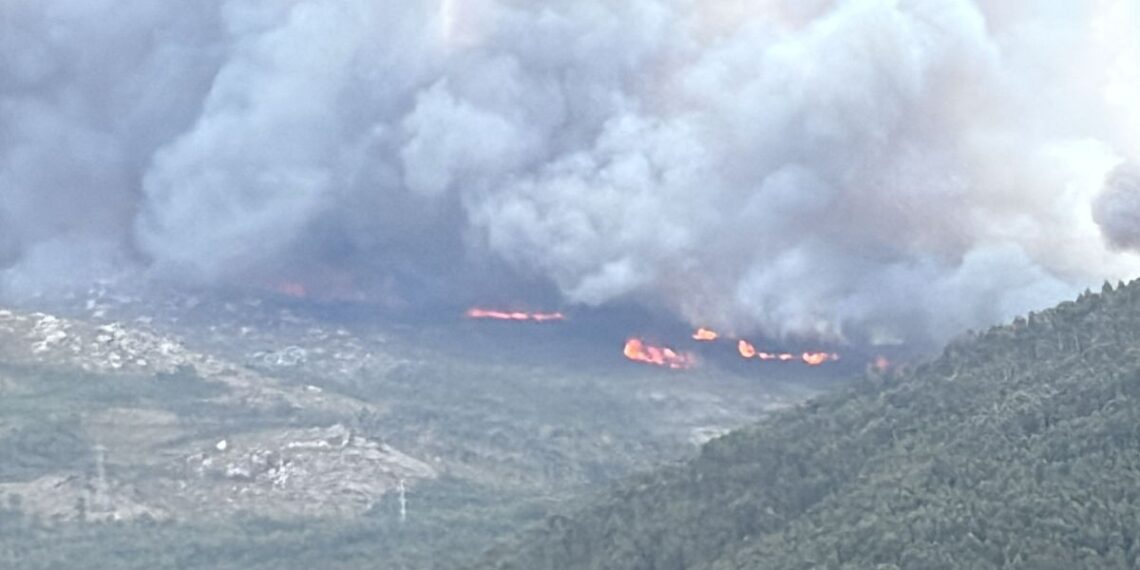 Un importante incendio forestal amenaza el Monte Galleiro y pone en vilo al área de Vigo