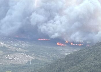 Un importante incendio forestal amenaza el Monte Galleiro y pone en vilo al área de Vigo