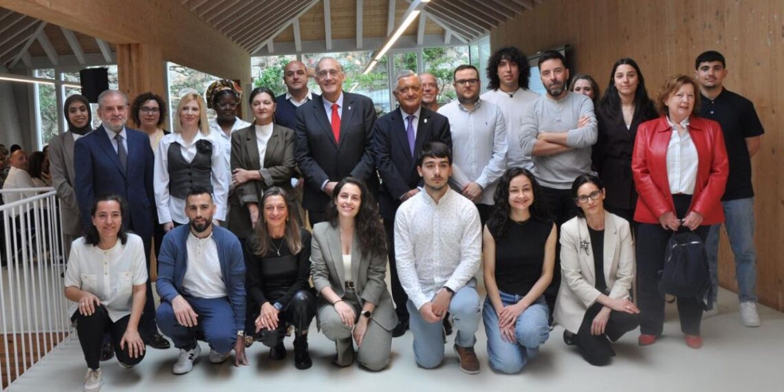 Los premios UVigo Humana reconocen a la Fundación Mujeres por África y a la asociación Bicos de Papel