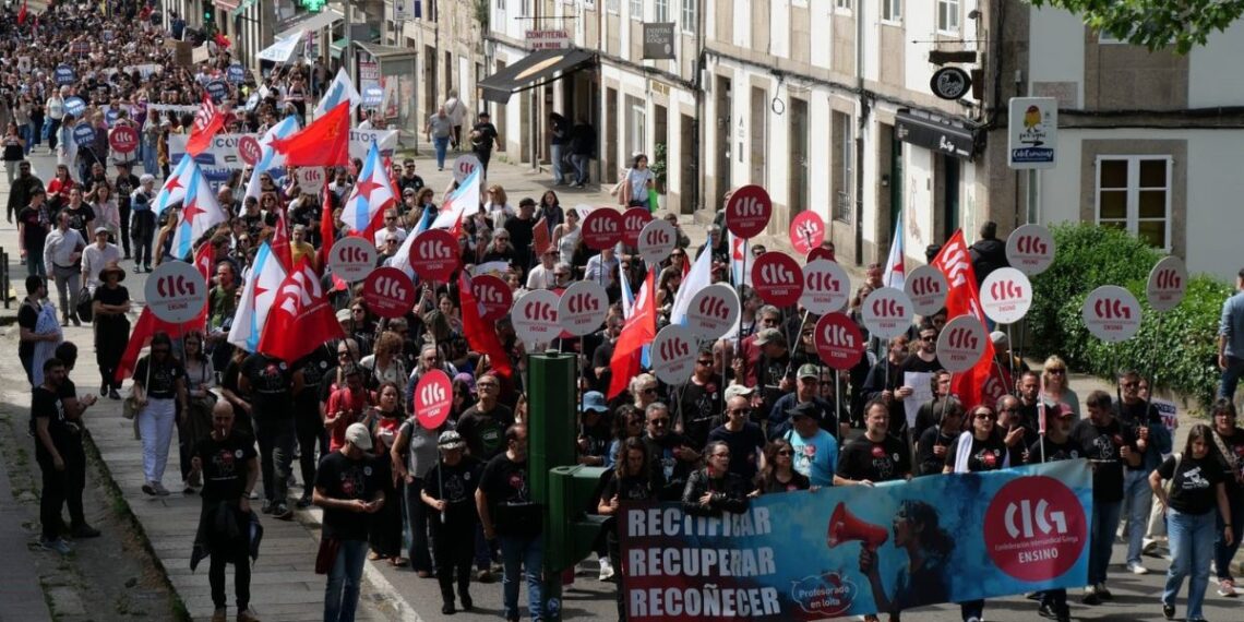 Miles de profesores recorren Santiago para reclamar mejoras laborales en Galicia