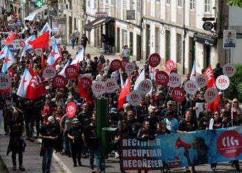 Miles de profesores recorren Santiago para reclamar mejoras laborales en Galicia
