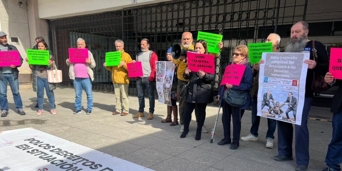 Protesta frente al Concello de Vigo tras el desalojo de la antigua nave abandonada de Pescanova
