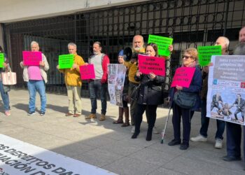 Protesta frente al Concello de Vigo tras el desalojo de la antigua nave abandonada de Pescanova