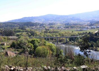 Crece la idílica senda peatonal del Miño bajo el puente internacional entre Galicia y Portugal