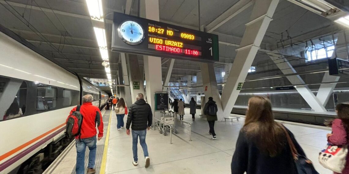 Confusión, retrasos y billetes "bloqueados" para los pasajeros de Renfe en Vigo, ¿qué pasa con los trenes?