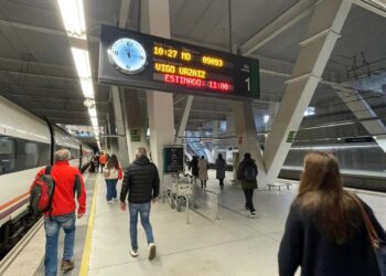 Confusión, retrasos y billetes "bloqueados" para los pasajeros de Renfe en Vigo, ¿qué pasa con los trenes?