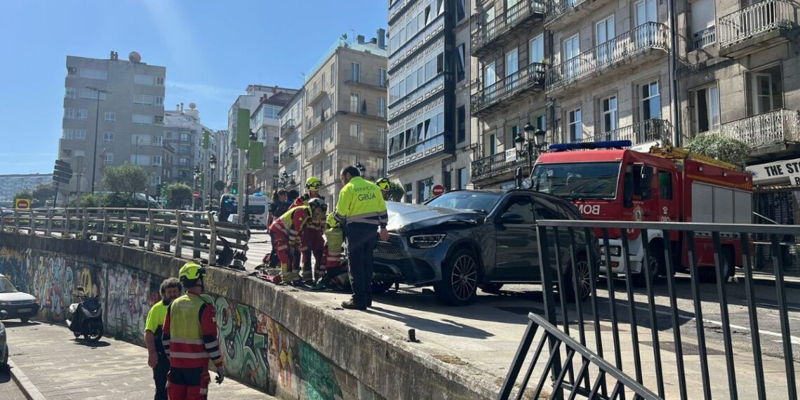 Un coche sufre un aparatoso accidente en pleno centro de Vigo y termina saltando por un desnivel
