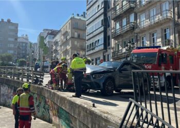 Un coche sufre un aparatoso accidente en pleno centro de Vigo y termina saltando por un desnivel