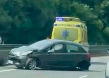 Aparatoso accidente en Vigo, herida una conductora tras sufrir una salida de vía en la VG-20
