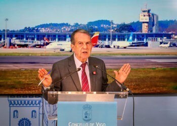 Caballero tacha de "burla" la propuesta de la Xunta de hacer promoción en destino "sin que haya vuelos"