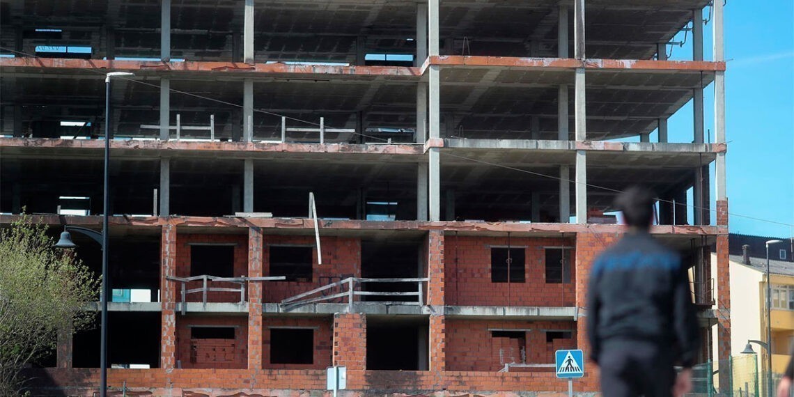 Misterio en Galicia, aparece un cadáver en el bajo inundado de un edificio en ruinas en Cervo
