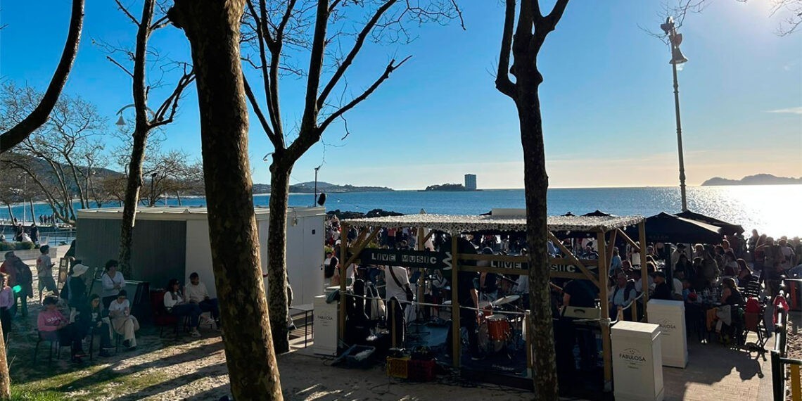 Pasión por los chiringuitos en Vigo, con lleno total en los conciertos gratis al atardecer
