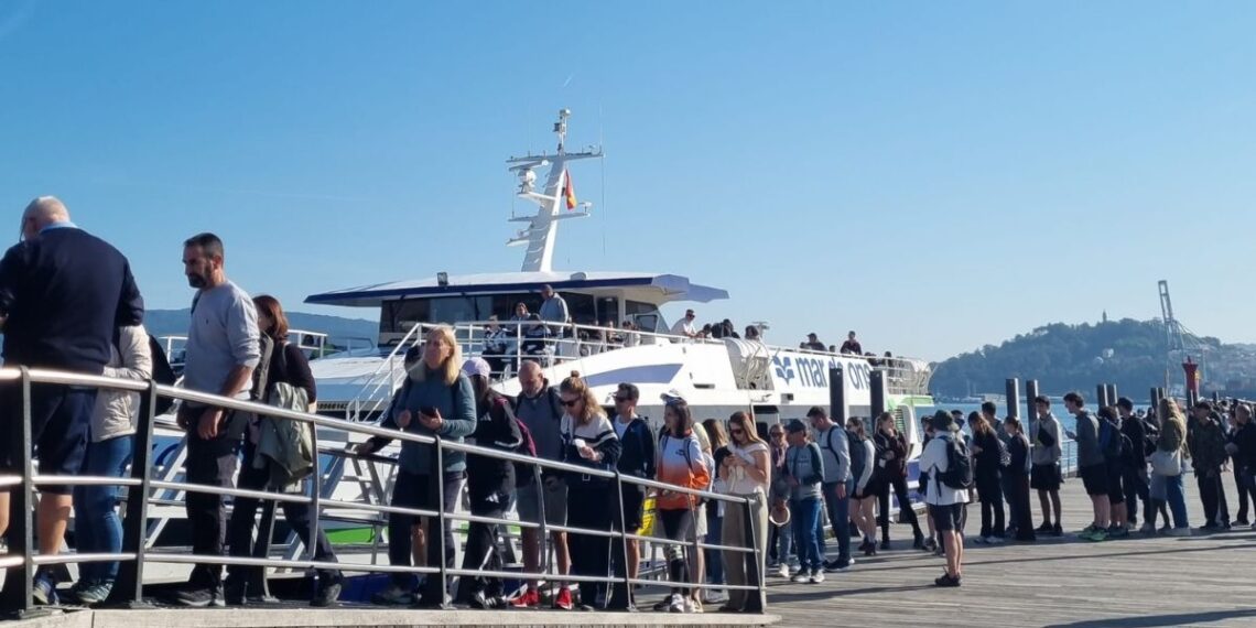 Portugal vuelve a mostrar su amor por Vigo, aluvión de turistas a Cíes para celebrar el "Día da Liberdade"
