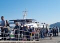 Portugal vuelve a mostrar su amor por Vigo, aluvión de turistas a Cíes para celebrar el "Día da Liberdade"
