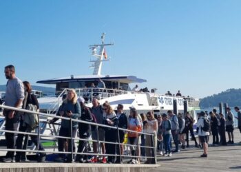 Portugal vuelve a mostrar su amor por Vigo, aluvión de turistas a Cíes para celebrar el "Día da Liberdade"