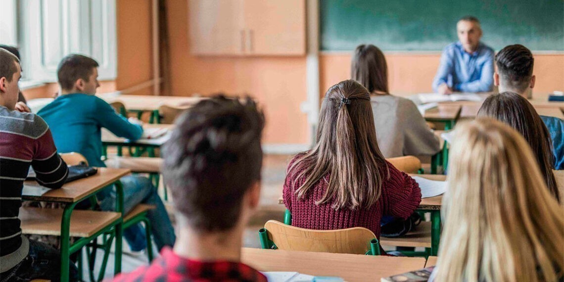 Galicia prohibirá grabar en clases y limitará pantallas en Primaria con la nueva ley de educación